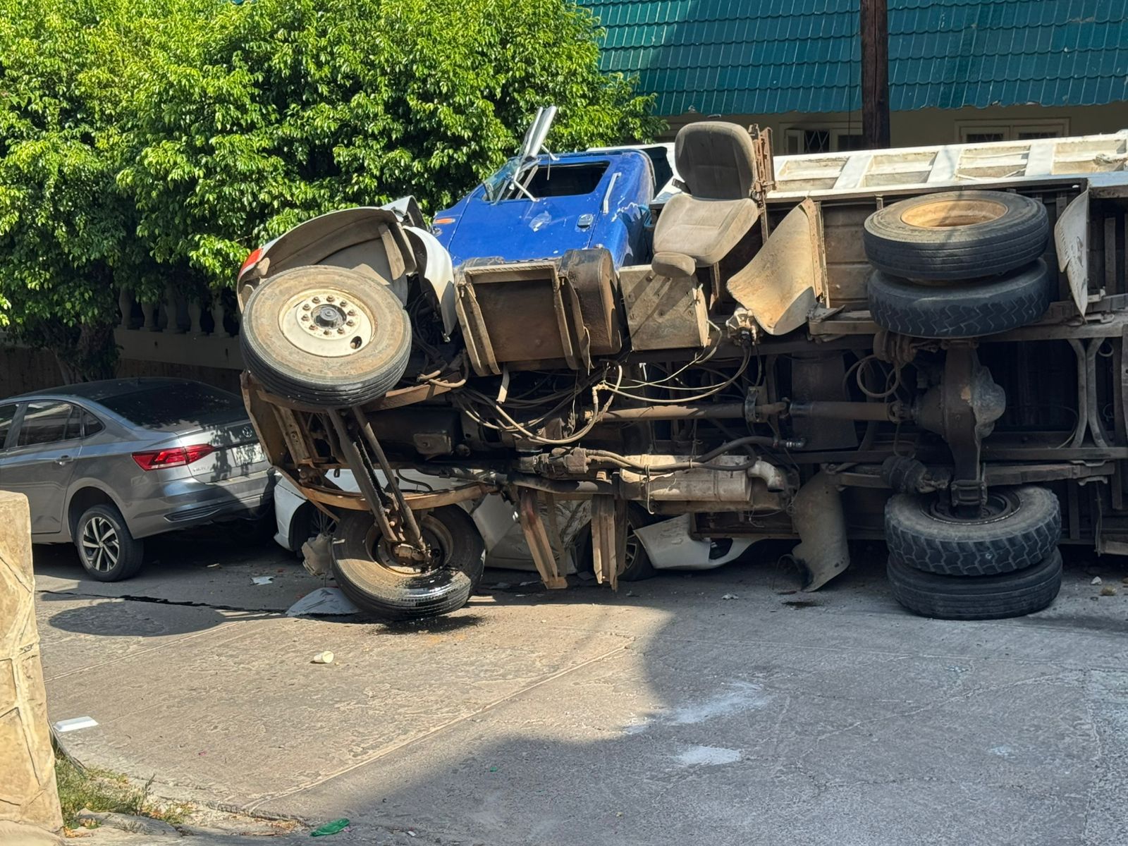 Camión de volteo se vuelca y embiste varios vehículos en centro de Mazatlán