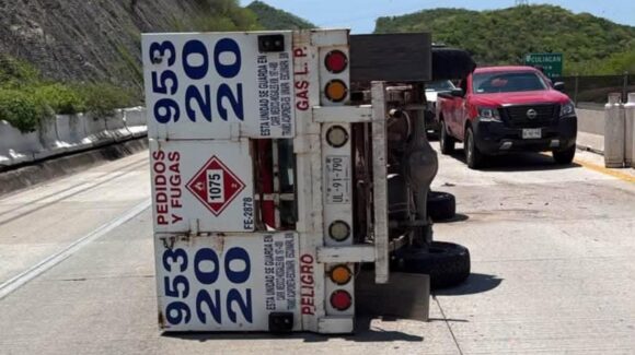Camioneta con cilindros de gas vuelca en el Libramiento de Mazatlán, Sinaloa; moviliza a cuerpos de emergencia
