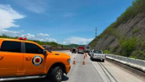 volcadura de camioneta con gas lp en mazatlan carretera