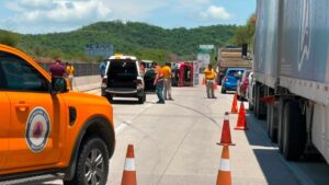volcadura de camioneta con gas lp en mazatlan sin