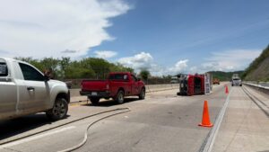 volcadura de camioneta con gas lp en mazatlan sinaloa