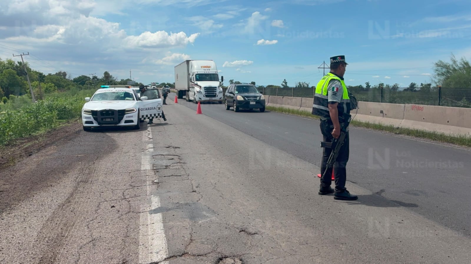 Volcadura a orillas de la México 15 en Juan José Ríos, Sinaloa
