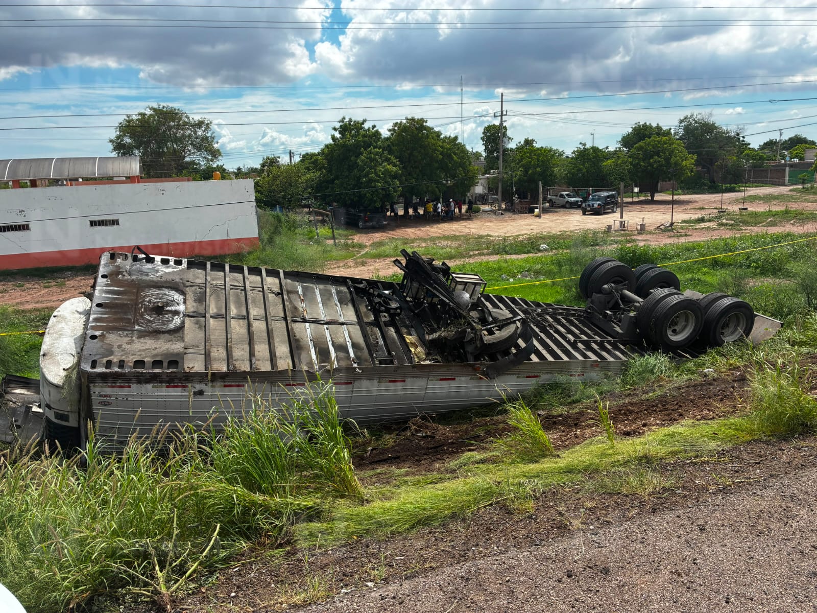 Volcadura a orillas de la México 15 en Juan José Ríos, Sinaloa