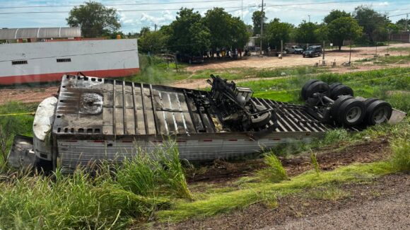 Se le desprende caja refrigerada a tráiler; queda volcada a las orillas de la México 15 en Juan José Ríos, Sinaloa