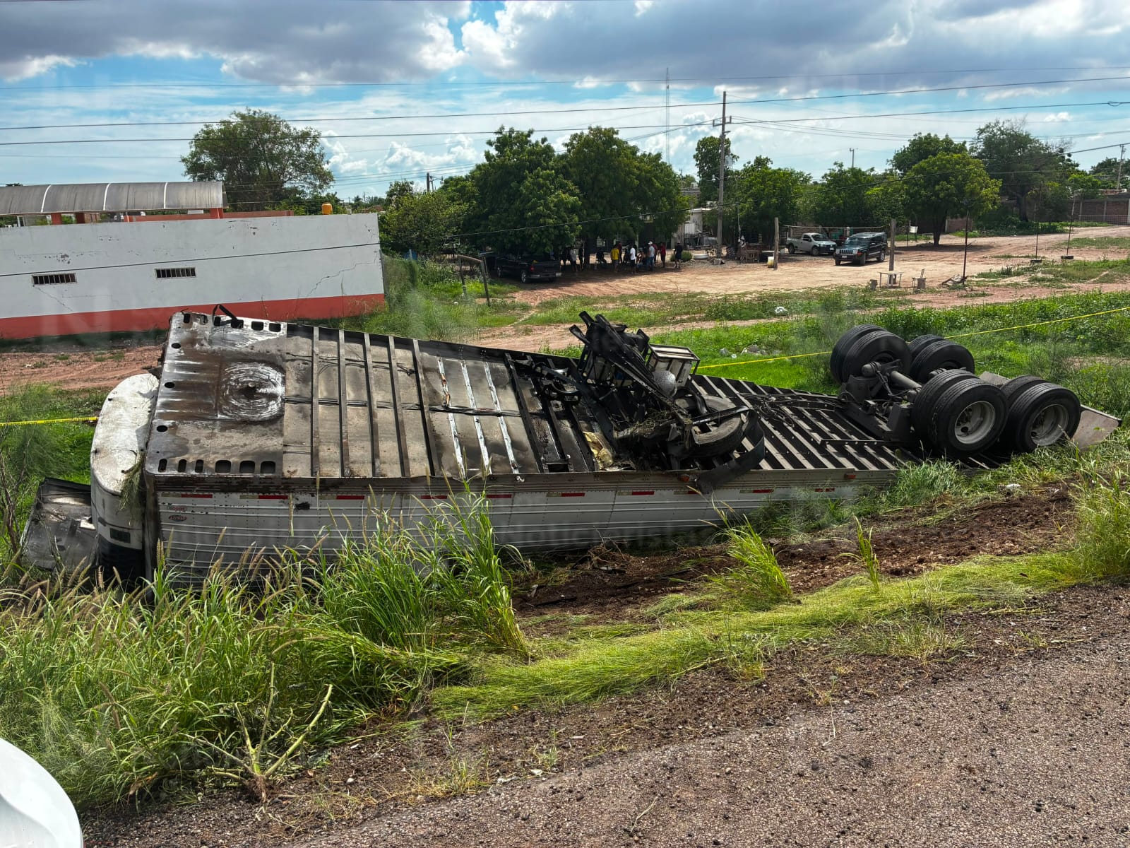 Volcadura a orillas de la México 15 en Juan José Ríos, Sinaloa