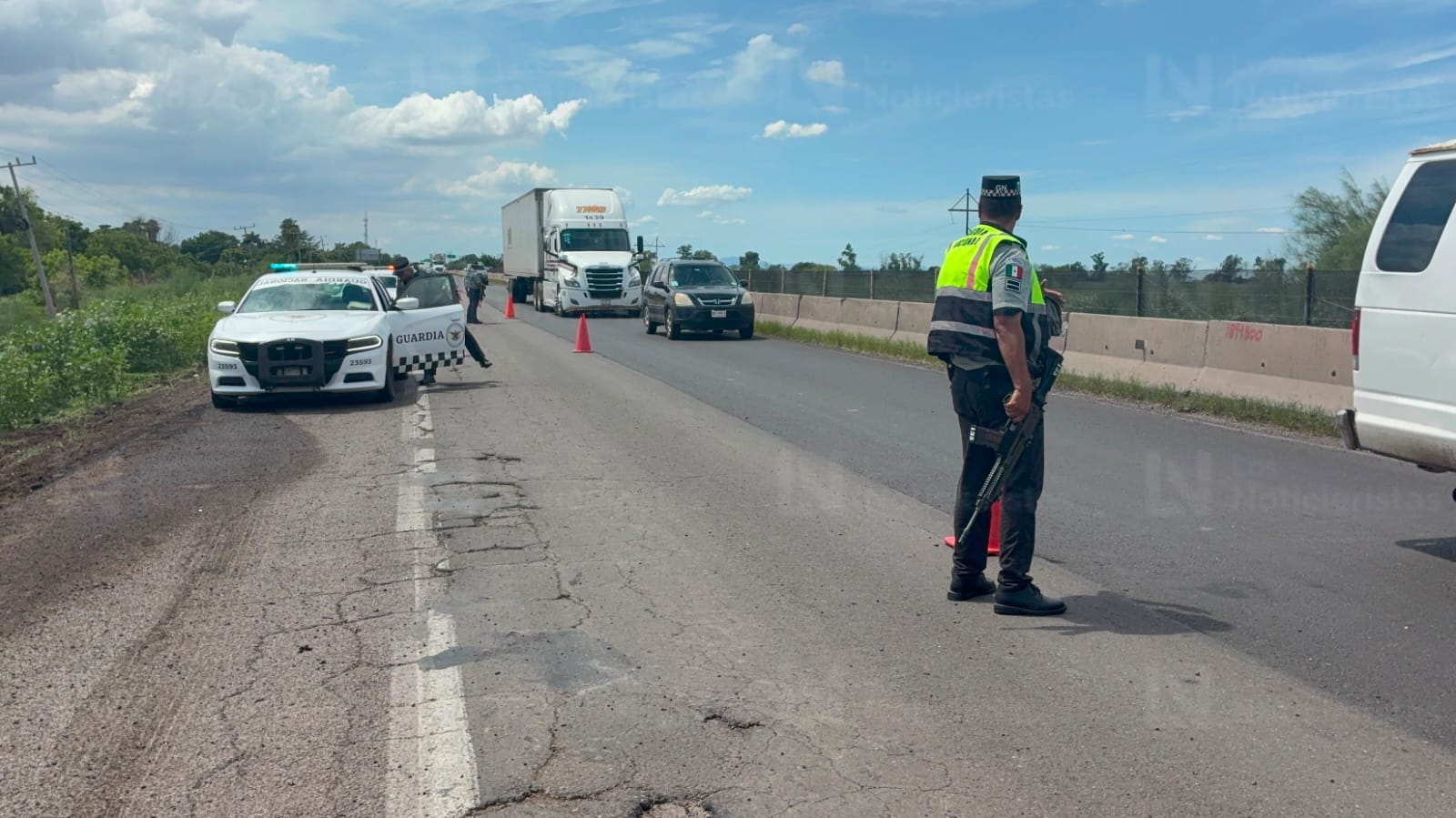 Volcadura a orillas de la México 15 en Juan José Ríos, Sinaloa