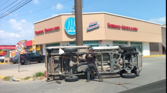 Volcadura deja una persona lesionada y daños materiales en el sector Jardines del Sol, en Los Mochis, Sinaloa