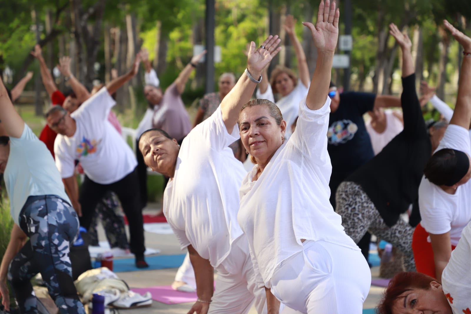 Adutlos haciendo yga en Mazatlán