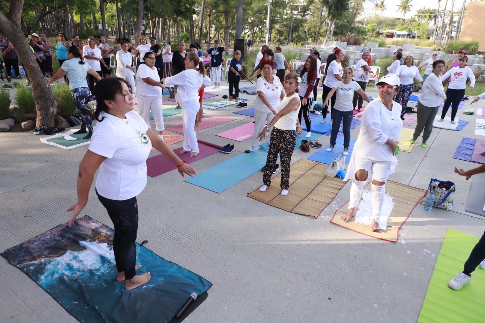 Adutlos haciendo yga en Mazatlán