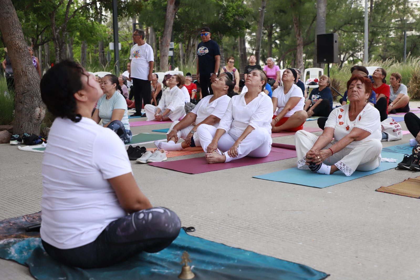 Adutlos haciendo yga en Mazatlán