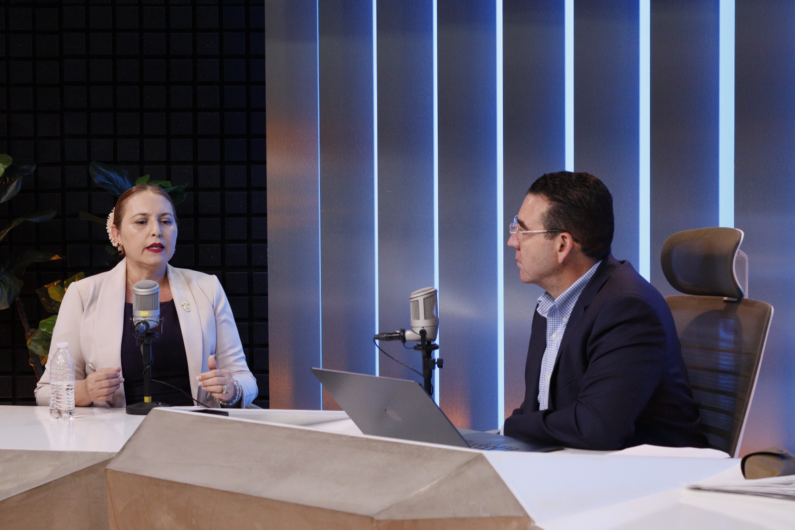 Yuniva Brum Corona en entrevista para Los Noticieristas