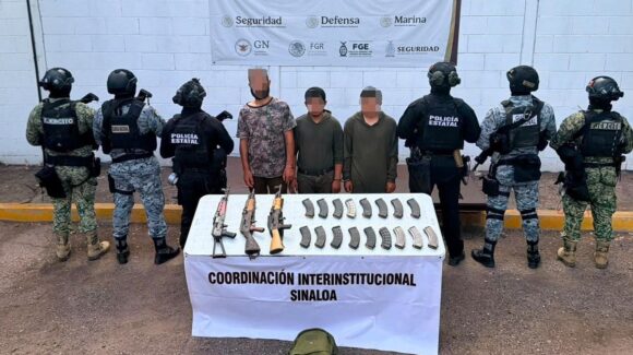 ¡Iban bien equipados! Caen tres civiles en Mazatlán, Sinaloa con tres AK-47 y más de 500 cartuchos