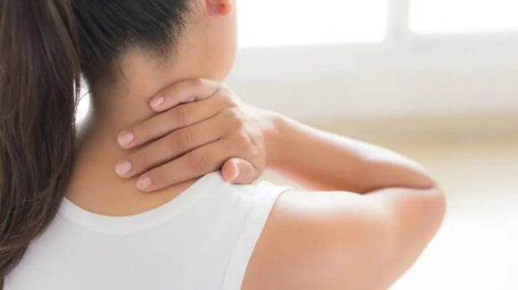 ¿Por qué te duele el cuello y la espalda? Estos hábitos lo explican