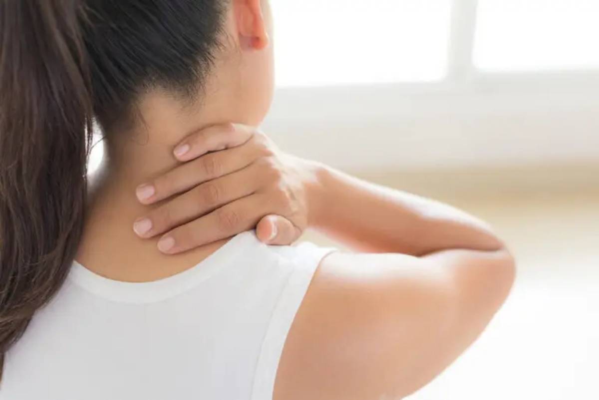 ¿Por qué te duele el cuello y la espalda? Estos hábitos lo explican