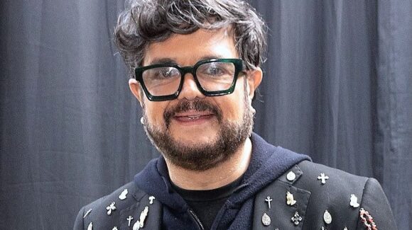 Aleks Syntek de nuevo en la polémica tras presentarse en un Alcaldía de CDMX