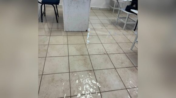 ¡Hasta camarones nadando en el salón! Lluvias inundan plantel de la UAS en El Huitussi,Guasave; alumnos reciben clases entre el agua