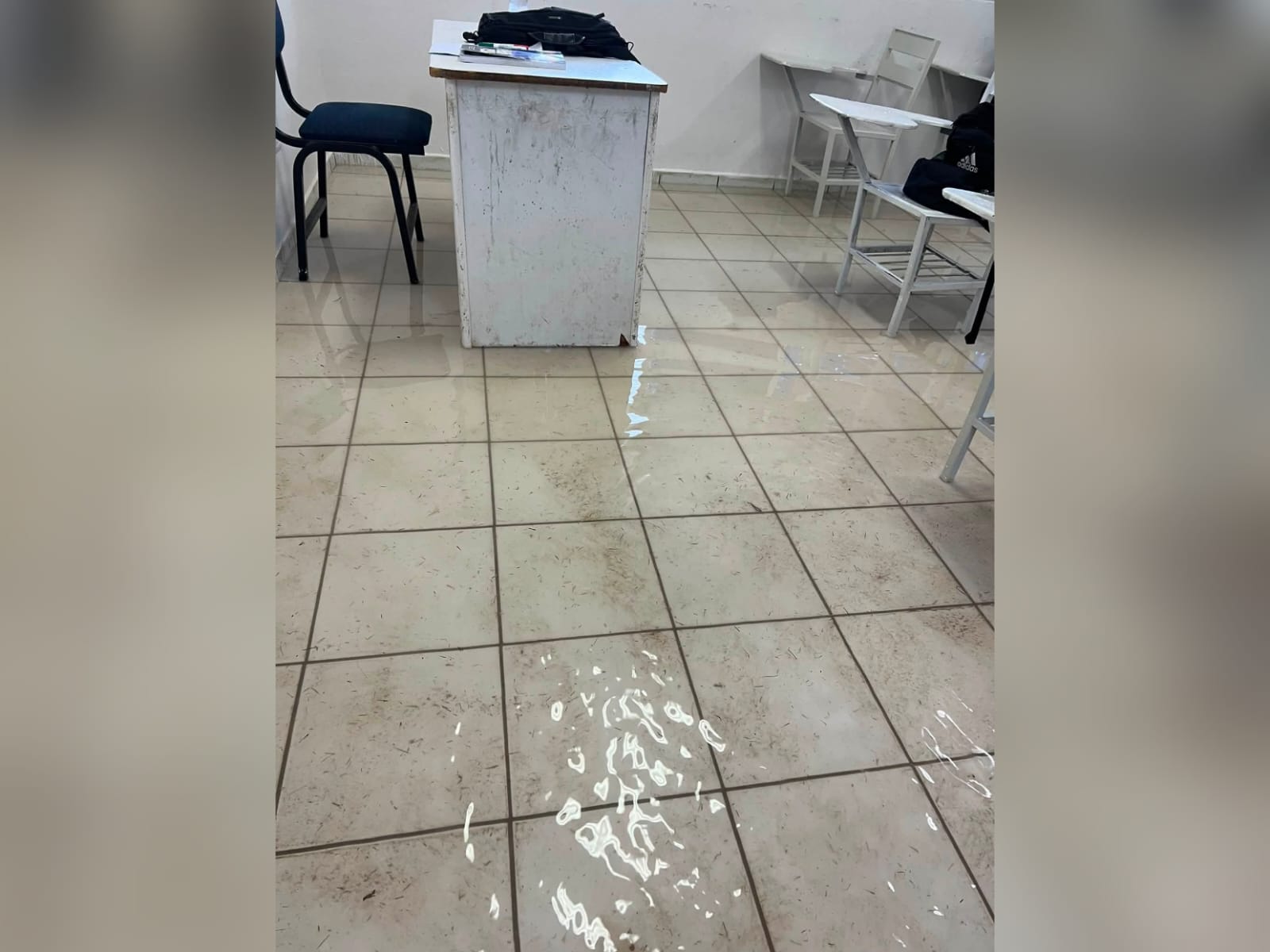 Alumnos toman clases en el agua en Guasave