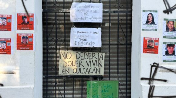 Amanecen oficinas del ISJU con pintas y fichas de búsqueda tras protesta de jóvenes en Culiacán