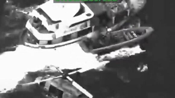 Armada de Ecuador rescata a pescadores tras operativo de EE.UU. en altamar