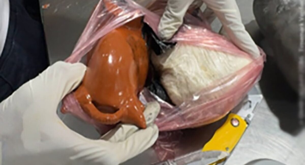 Artesanías procedentes de Perú ocultaban 86 kilos de cocaína; autoridades las detectan en el AICM
