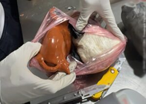 Aseguran 86 kilos de cocaína procedente de Perú en el AICM
