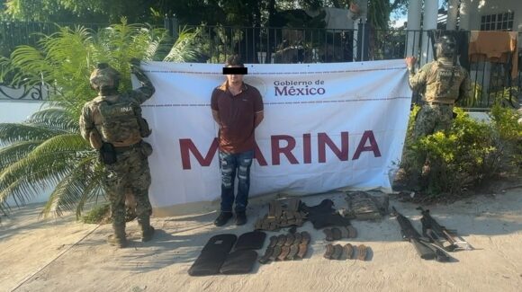 Detienen a hombre en La Noria de San Antonio, en Mazatlán, Sinaloa; le aseguran armas y 84 explosivos
