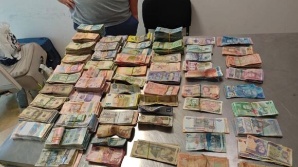 Aseguran más de 1.7 millones en divisas en el Aeropuerto de Cancún