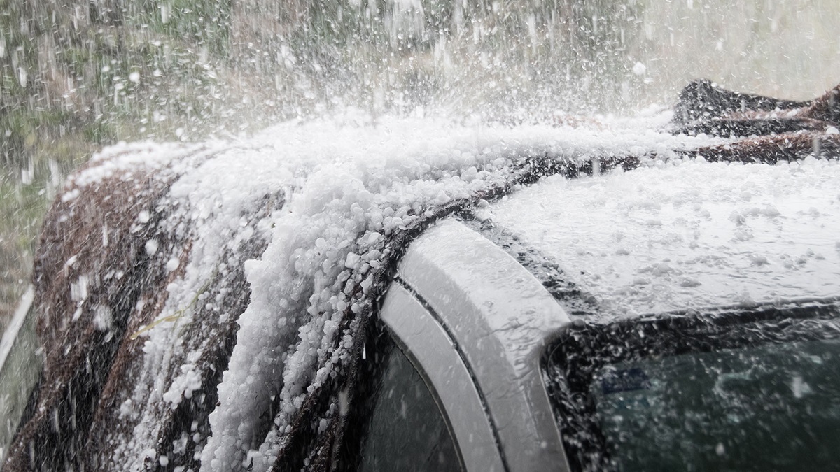 Automóvil cubierto por granizo