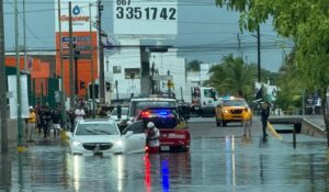Lluvia obliga a cerrar siete puntos de Mazatlán, Sinaloa; autoridades auxilian a automovilistas varados
