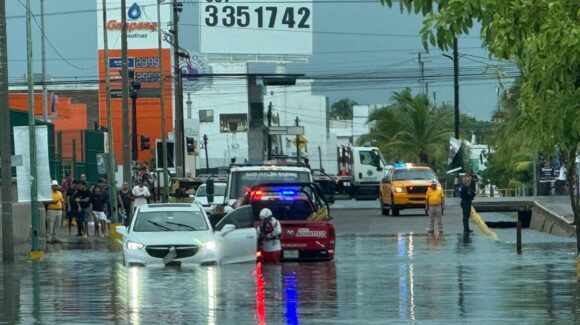 Lluvia obliga a cerrar siete puntos de Mazatlán, Sinaloa; autoridades auxilian a automovilistas varados