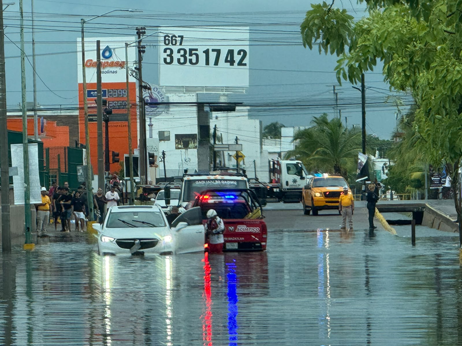 Autos varados tras lluvias en Mazatlán por Polo