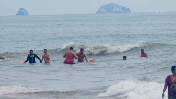 ¡Se llevaron un susto! Rescatan a dos bañistas de León, Guanajuato en playas de Mazatlán, Sinaloa