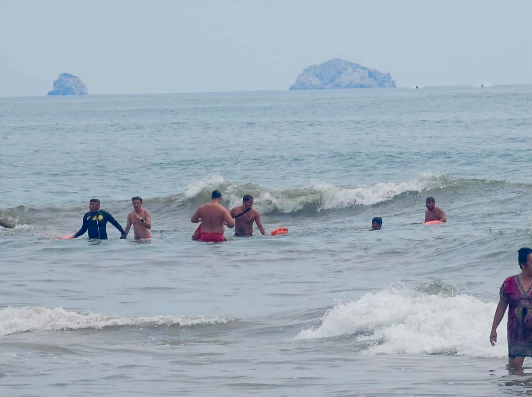Bañistas rescatados en Playas de Mazatlán