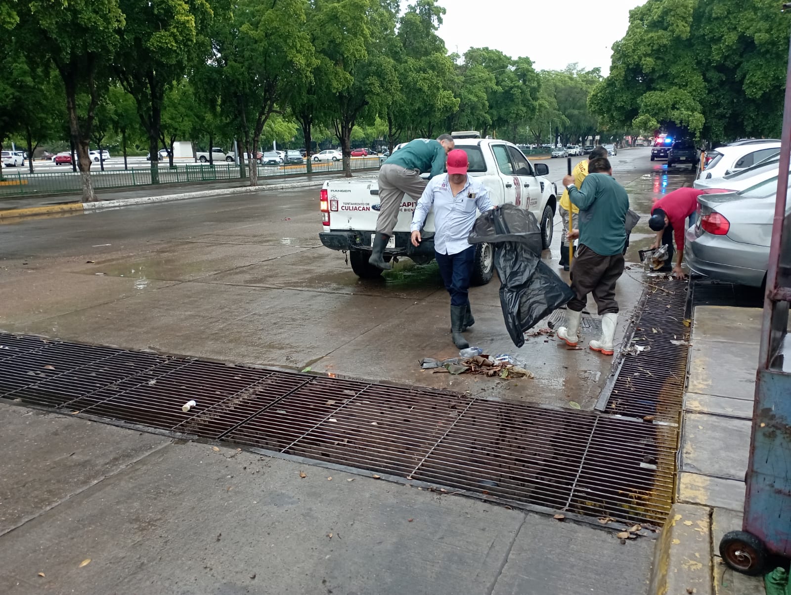 Basura en alcantarillas es retirada por personal del Ayuntamiento de Culiacán