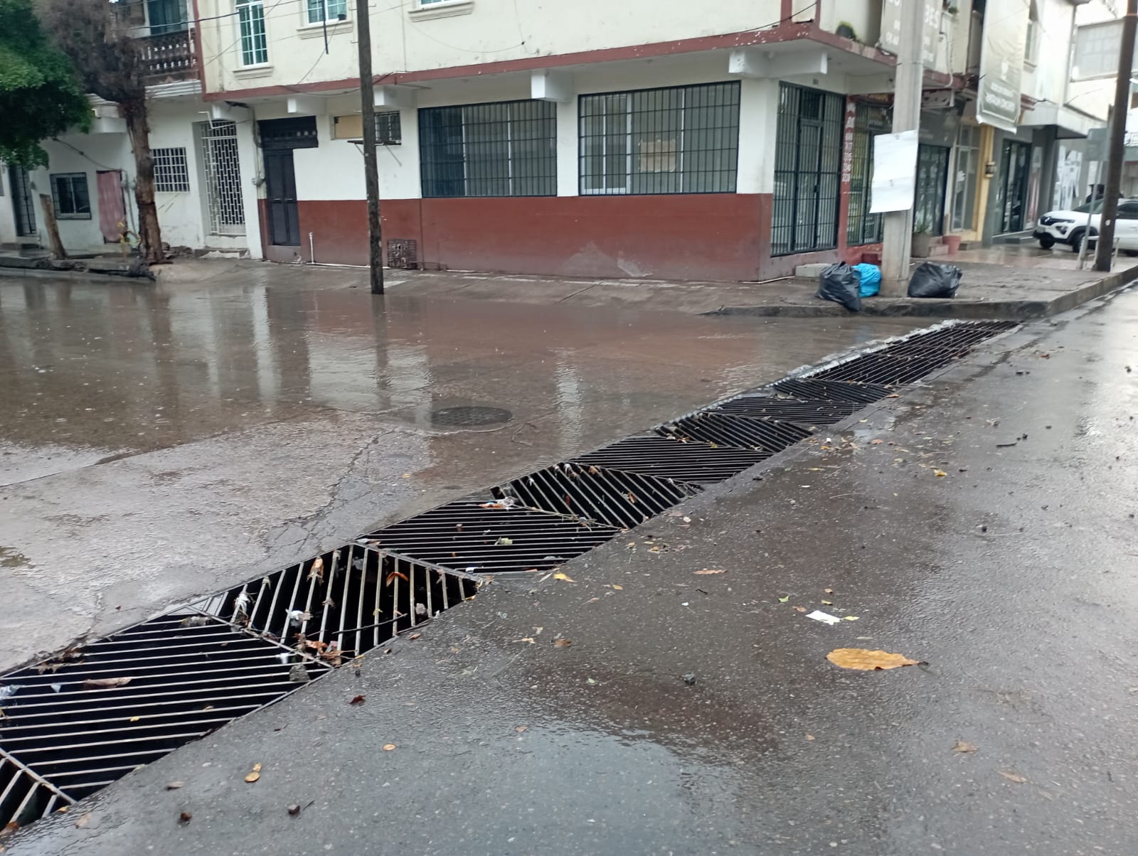 Basura en alcantarillas es retirada por personal del Ayuntamiento de Culiacán