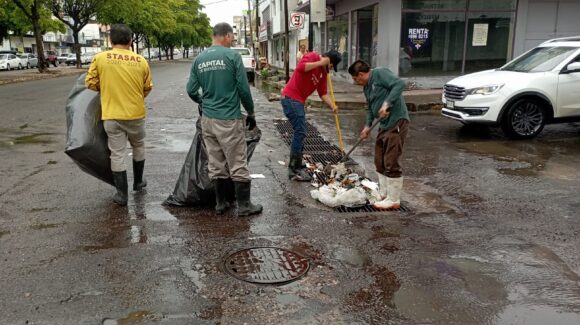 Se retiró una tonelada de basura en rejillas y bocatormentas en Culiacán, tras las lluvias del martes: Aseo y Limpia
