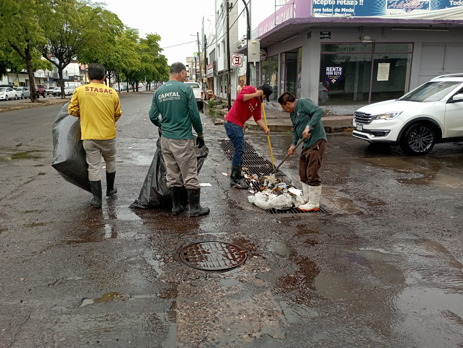 Basura en alcantarillas es retirada por personal del Ayuntamiento de Culiacán