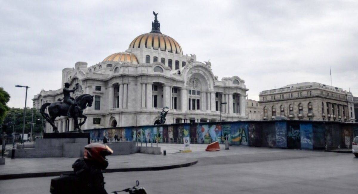 Blindan Palacio Nacional y Bellas Artes por marcha sobre Ayotzinapa