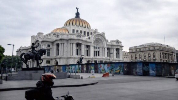 Blindan Palacio Nacional y Bellas Artes por marcha sobre Ayotzinapa