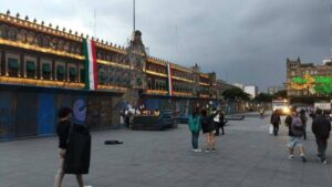 Blindan Palacio Nacional y Bellas Artes por marcha sobre Ayotzinapa