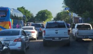 Habitantes de Charay bloquean la Mochis-El Fuerte, exigen a las autoridades la reconexión de energía eléctrica