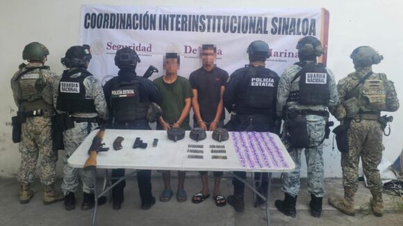 Caen dos en Mazatlán, Sinaloa con AK-47, pistola y 160 dosis de presunta metanfetamina