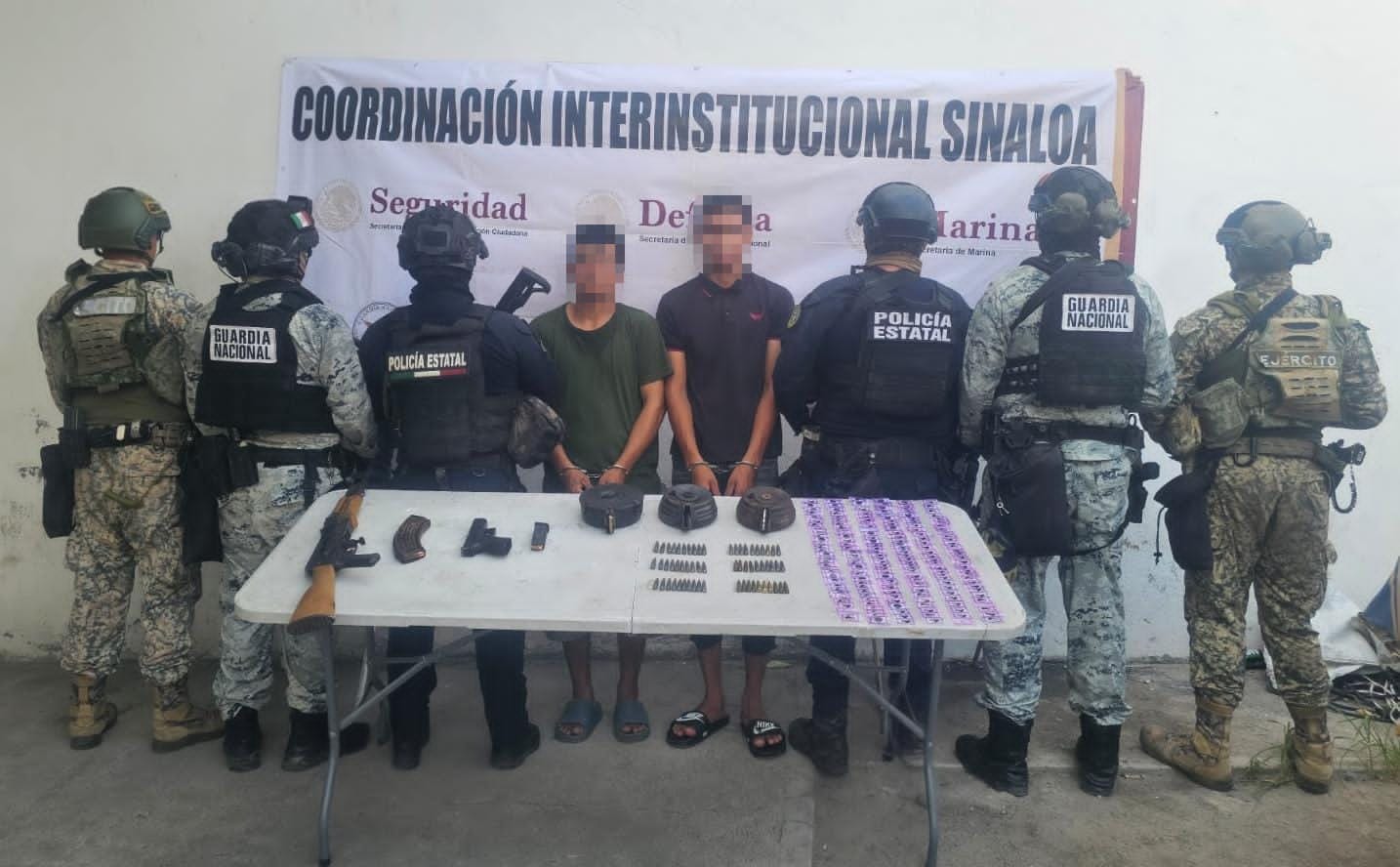 Caen dos en Mazatlán, Sinaloa con AK-47, pistola y 160 dosis de presunta metanfetamina