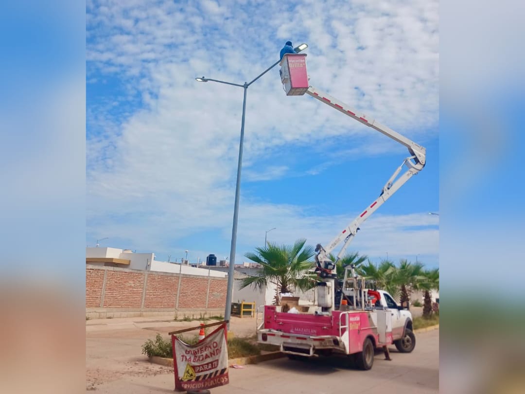 Cambian alumbrado público en Mazatlán