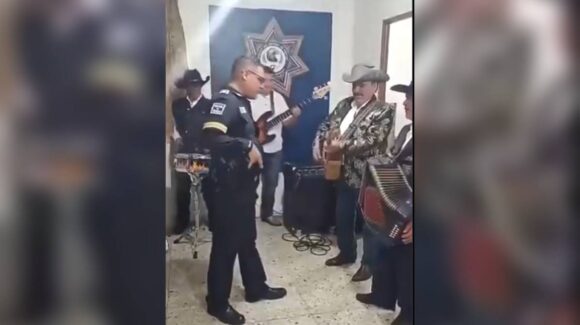Captan a mando policial del Edomex ebrio en horario laboral; fue destituido