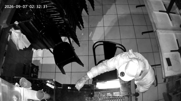 ¡De gorra y chamarra! Ladrón entra de madrugada y se lleva el efectivo; captan robo en negocio de hot dogs en Mazatlán