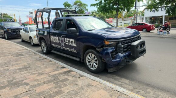 Choca patrulla de la Policía Estatal contra automóvil en Las Quintas de Culiacán