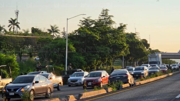 Choque sobre La Costerita de Culiacán deja solo daños materiales