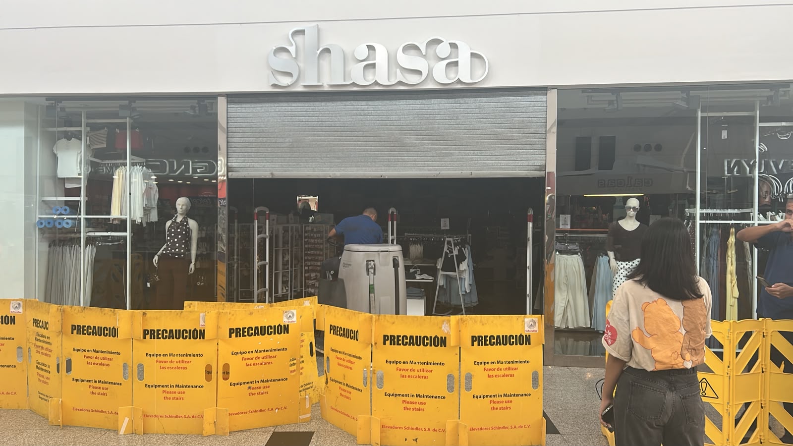 Colapsa techo de boutique en concurrida Plaza de Los Mochis, Sinaloa