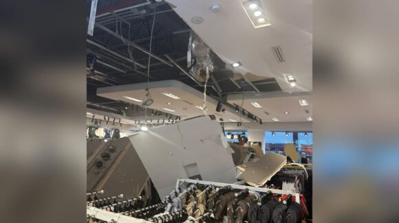 ¡Tremendo susto! Colapsa techo de  boutique en concurrida Plaza de Los Mochis, Sinaloa